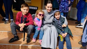 La visita sorpresa de Angelina Jolie a refugiados en Ucrania