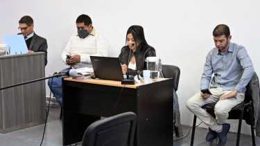 Ambos imputados con sus respectivas defensas: a la izquierda Caumillan y a la derecha Galarce. (foto Florencia Salto) 