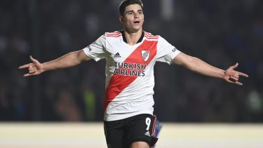 Álvarez volvió al gol en Junín y facturó por duplicado en la victoria parcial de River ante Sarmiento.