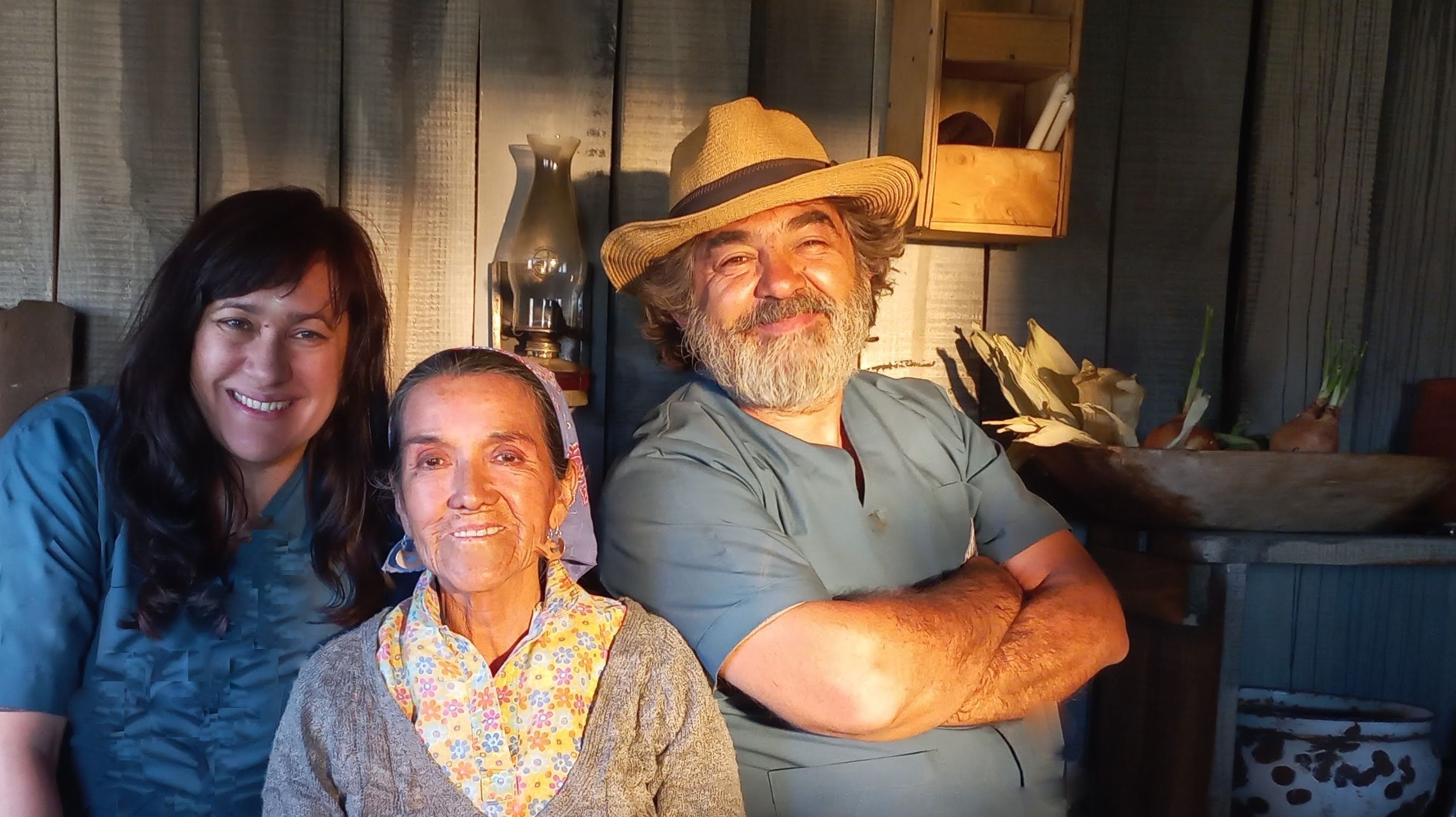 Aymará Rovera, junto a Luisa Calcumil y César Altomaro durante el rodaje de "Cuentos de la tierra", filmada en Aluminé.