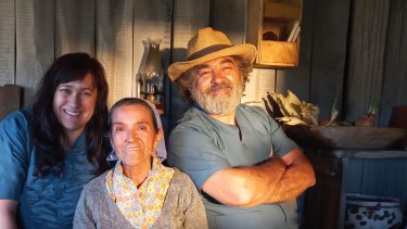 Aymará Rovera, junto a Luisa Calcumil y César Altomaro durante el rodaje de "Cuentos de la tierra", filmada en Aluminé.