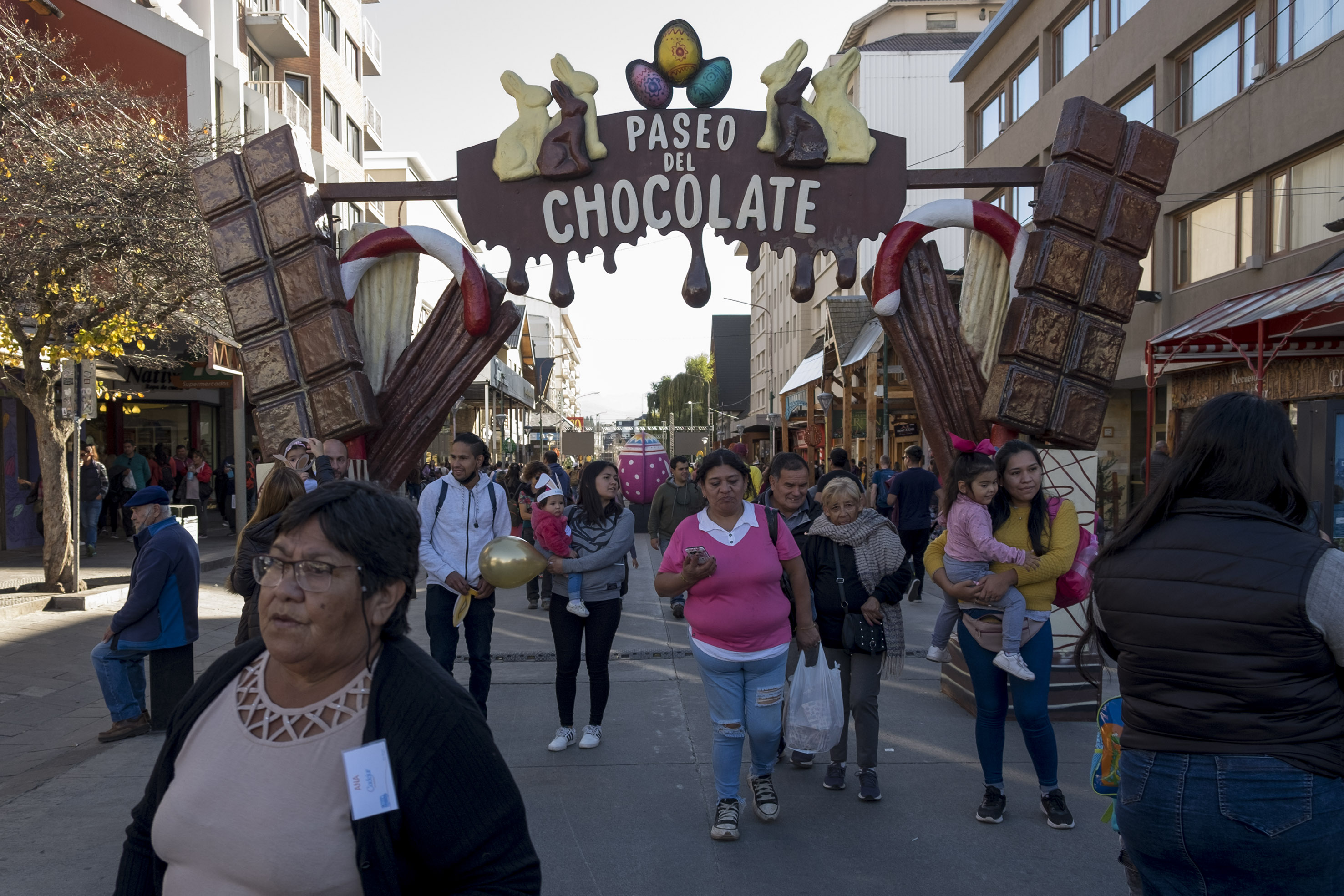 Miles de personas recorrieron este jueves en la apertura del evento el Paseo del Chocolate en la calle Mitre. (foto Marcelo Martínez)