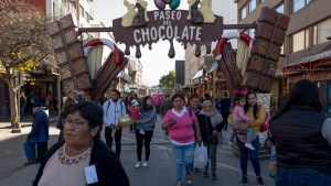 La apertura de la Fiesta del Chocolate convocó a miles de personas en Bariloche