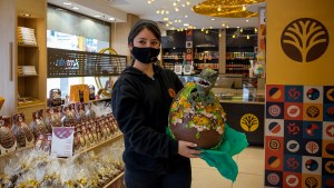 Huevos de pascua, entre la creatividad y la mano de obra artesanal