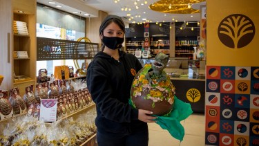 Un dinosaurio con sus dientes filosos sale del cascarón de un huevo de pascua, creado en chocolatería El Arrayaán, en Bariloche. Foto: Marcelo Martinez