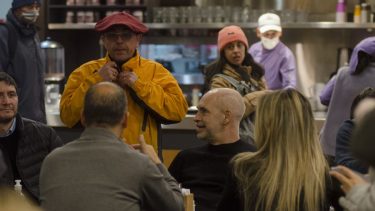La recorrida de Rodríguez Larreta por la calle Mitre incluyó una parada en Rapa Nui (Foto: Marcelo Martínez)