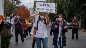 Hospitalarios de Bariloche rechazaron la oferta salarial con una nueva protesta en la calle