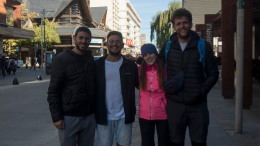 Tom y Aviv llegaron desde Israel y se encontraron con Nir y Jonatan en Bariloche, atraidos por los paisajes y la comida. Foto: Marcelo Martínez