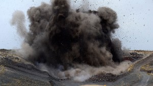 Dinamitan un cerro para terminar el asfalto de la ruta 23