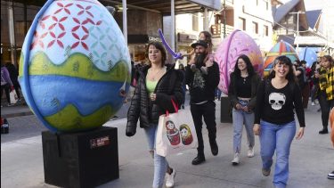 Los huevos de pascua cargados de arte se lucieron nuevamente en el Paseo del Chocolate, en la calle Mitre de Bariloche. Foto: Chino Leiva