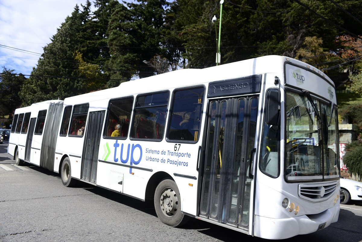 La empresa Mi Bus, que presta el servicio urbano en Bariloche,  solicitó al municipio llevar el boleto a 132 pesos. Archivo