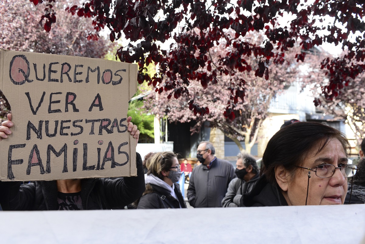 Residentes de Chile en Bariloche se manifestaron y tuvieron un intercambio verbal con el cónsul. Piden poder cruzar por Samoré. Foto: Chino Leiva