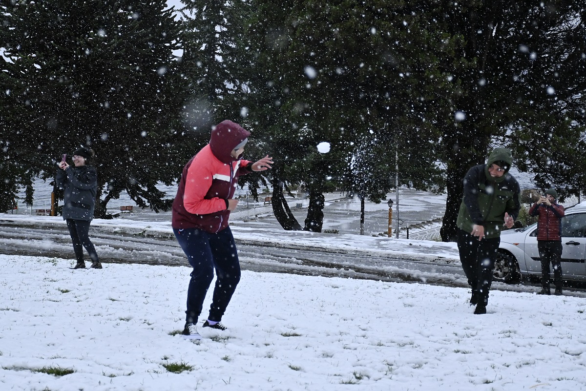 Los turistas disfrutaron de la nieve en el Centro Cívico de Bariloche.
