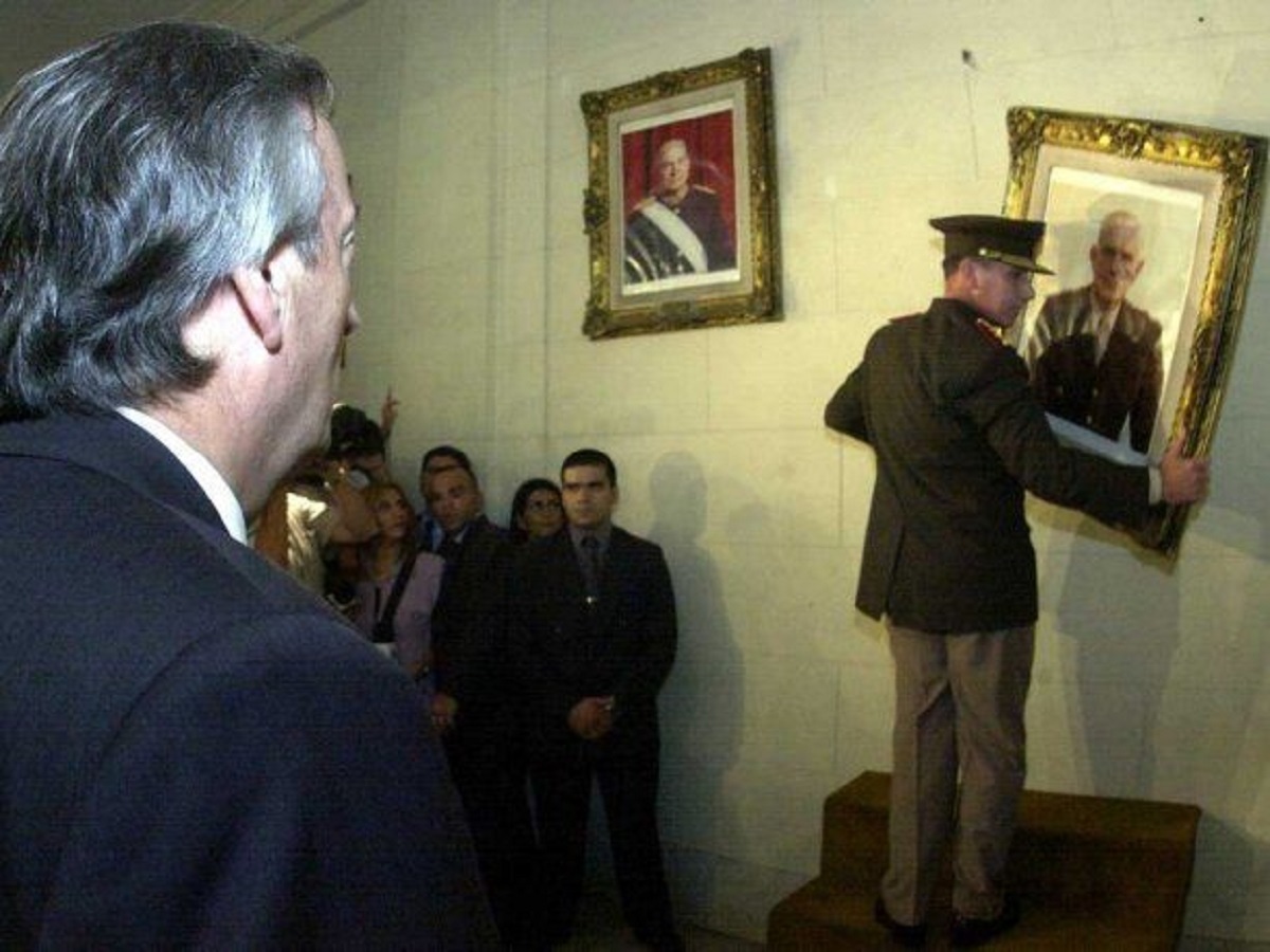 En 2004, por instrucción de Kirchner, Bendini bajó los cuadros de los represores de la última dictadura. 
