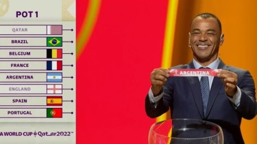 Cafú se rie en el sorteo. Argentina quedó en el tercer grupo y evitó a las potencias. 