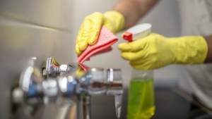 Cuánto subirán los salarios del servicio doméstico en abril, mayo y junio