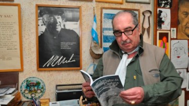 El escritor en su biblioteca, donde tiene a mano estos libros “útiles y nobles”.