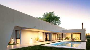 Arquitectura en Cipolletti: 3 patios internos ordenan el interior de esta casa