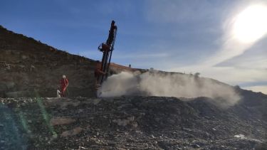 En el marco de los trabajos de pavimentación, se debe derribar parte de un cerro en las cercanías de Comallo. Foto: Gentileza. 