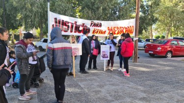 Los familiares y amigos esperan en el exterior del edificio de tribunales (Foto: Andrea Vazquez)