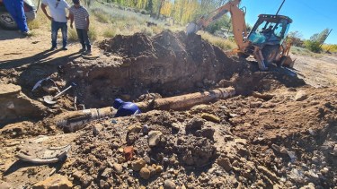 La rotura del caño se produjo en el Parque industrial de Cutral Co (Foto: Andrea Vazquez)