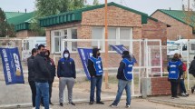 Imagen de Empleados de cocina del hospital de Cutral Co bloquearon uno de los ingresos a la refinería
