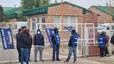 Cortan el ingreso al portón de acceso de trabajadores en el hospital de Cutral Co (Foto: Andrea Vazquez)