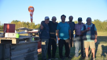 Una tarde en el campo de vuelo de Roca (Complejo El Iglú); Antonio, Daniel Martínez, Daniel Juan, Gustavo, Kala y Coco. Foto Gino Avoledo
