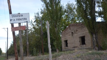 Por calle Trafúl al 10.000 asoma el cruce de la Calle N° 1, y hacia la margen del río Negro (1 km) a B° La Frontera. Foto Gino Avoledo