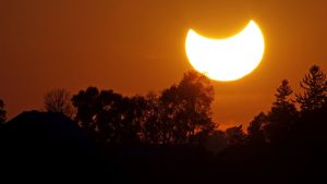 Durante el eclipse solar del sábado la luna tapará un 39% del sol, ¿dónde se verá?