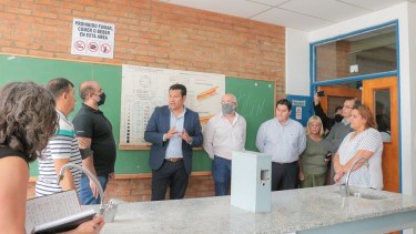 El ministro Llancafilo concretó días pasados un recorrido por el edificio escolar. (Foto: gentileza)