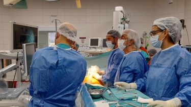 Los especialistas realizan la fetoscopía. Foto: Gentileza