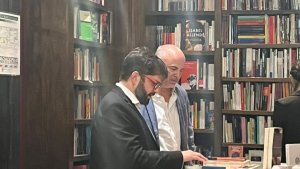 Boric paseó por una librería de Buenos Aires y le agradeció un regalo a Alberto Fernández