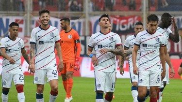 El plantel muestra muy poco y San Lorenz está cada vez más lejos de donde quieren sus hinchas. 