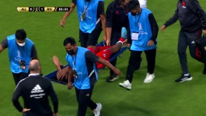 Video: Rojas se fue en ambulancia y saludó a los hinchas que le dieron aliento