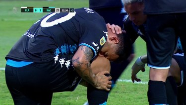 Después de estar lesionado, Cardona besó su rodilla en el festejo del gol. Racing volvió a ganar. 