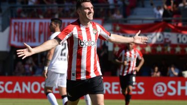 Mauro Boselli festeja uno de sus tres goles para Estudiantes en una tarde tremenda para el delantero. 