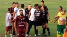 Imagen de Brasil: Un DT le dio un cabezazo a una jueza de línea y lo despidieron