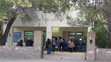Más de 70 ex estudiantes de la escuela se manifestaron por la falta de celebración oficial.  Foto: Twitter @MovilRigo