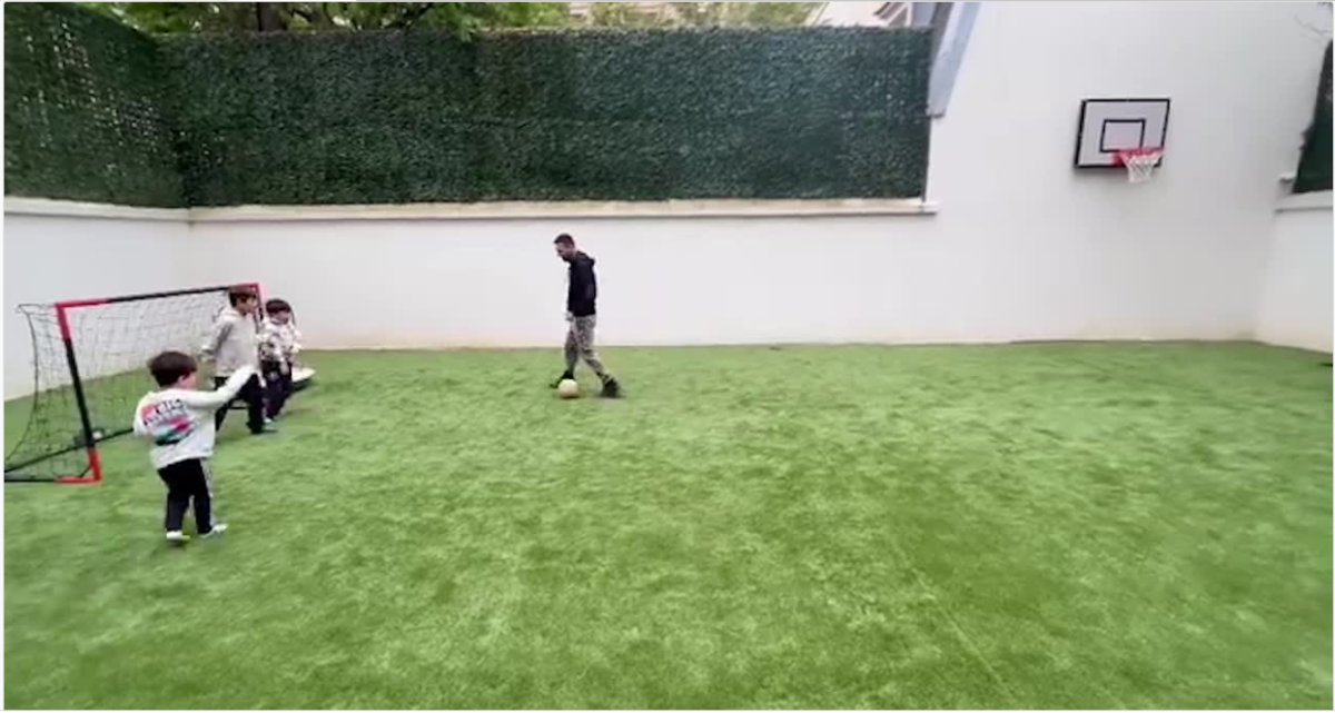 Lionel y sus hijos, en un partido casero muy disputado.