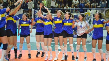 Candela Díaz (4) festeja con sus compañeras, anoche en La Plata. Boca vuelve a ser campeón del vóley femenino. 