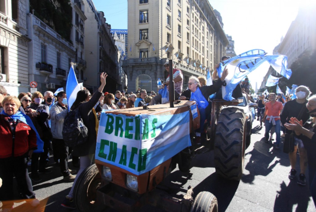 Los tractores llegando a Plaza de Mayo. Foto: Twitter Noticias Argentinas