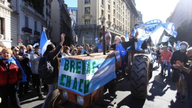 Los tractores llegando a Plaza de Mayo. Foto: Twitter Noticias Argentinas