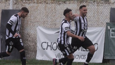 Sosa festeja con sonrisa tras meter el penal para el Albinegro. Foto: Oscar Livera. 