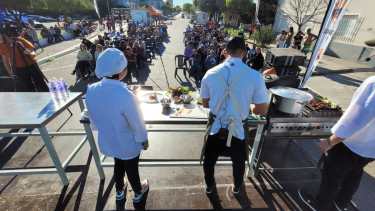 El cocinero Juan José Carranza, acompañado por alumnos del Cet 32, abrió las clases magistrales en la feria de sabores 