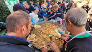Una gran paella fue el plato fuerte en Las Grutas