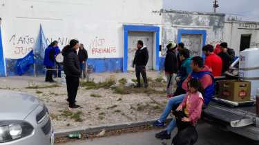 Personal de Alpat se manifestó en la sede de trabajo local, mientras se realizaba una audiencia que pasó a cuarto intermedio, para mañana a las 16