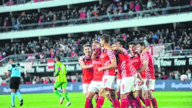 Jorge Morel certificó el triunfo del Pincha ante el Tiburón marplatense en La Plata. (Foto/Télam)