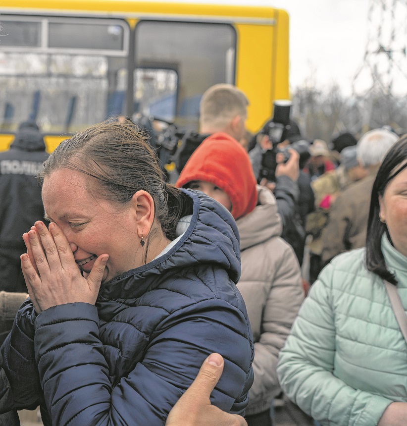  Una mujer llora de alivio tras llegar a un centro de recepción de refugiados (AP Photo/Leo Correa)