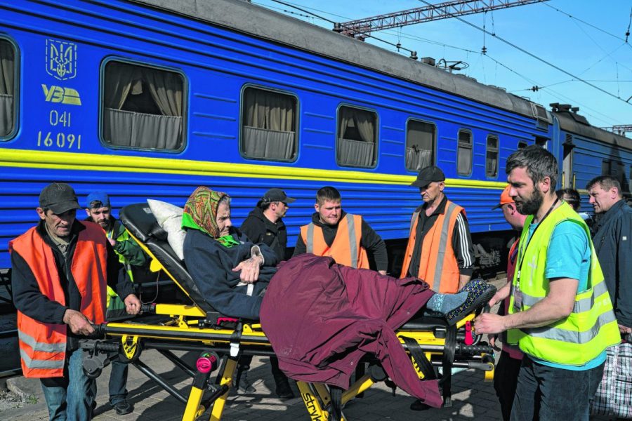 Cinco muertos y 18 heridos en los ataques de Rusia a instalaciones ferroviariasde Ucrania hoy.  (AP Photo/Leo Correa)